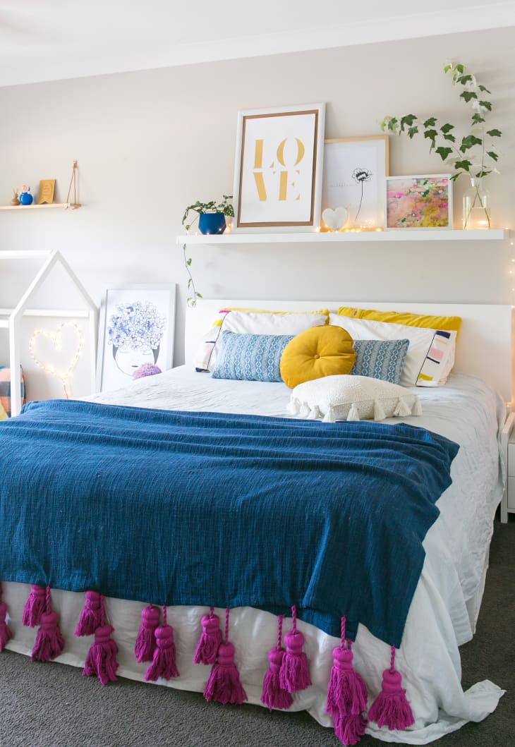 60 AboveBed Decorating Ideas What to Put On a Wall Above a Bed